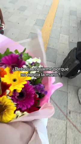 Ok, pero no me está agarrando la mano🥲 #viral #humor #novios #lamaestrayelingeniero #Love 