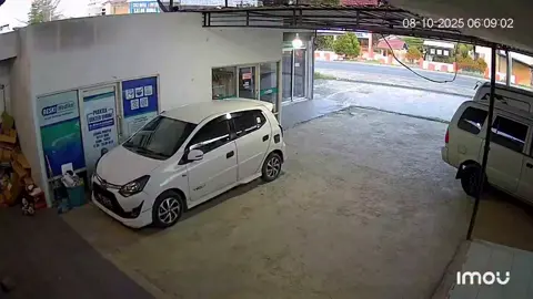 Kecelakaan terjadi di Jalan Trans Sulawesi, Desa Baru, Kecamatan Luyo Rabu (08/10/25) pagi pukul 06.09 WITA pagi. Sebuah mobil truk kontainer bergerak dari timur tiba-tiba kelur jalur dan menabrak bangunan apotek yang berada di sisi kiri jalan. Belum diketahui pasti penyebab kecelakaan.
