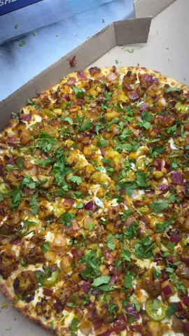 Best Achari gobi pizza available at pizzatwist Manteca #punjabitiktok #mantecafood #pizzatwistmanteca #currypaneerpizza 