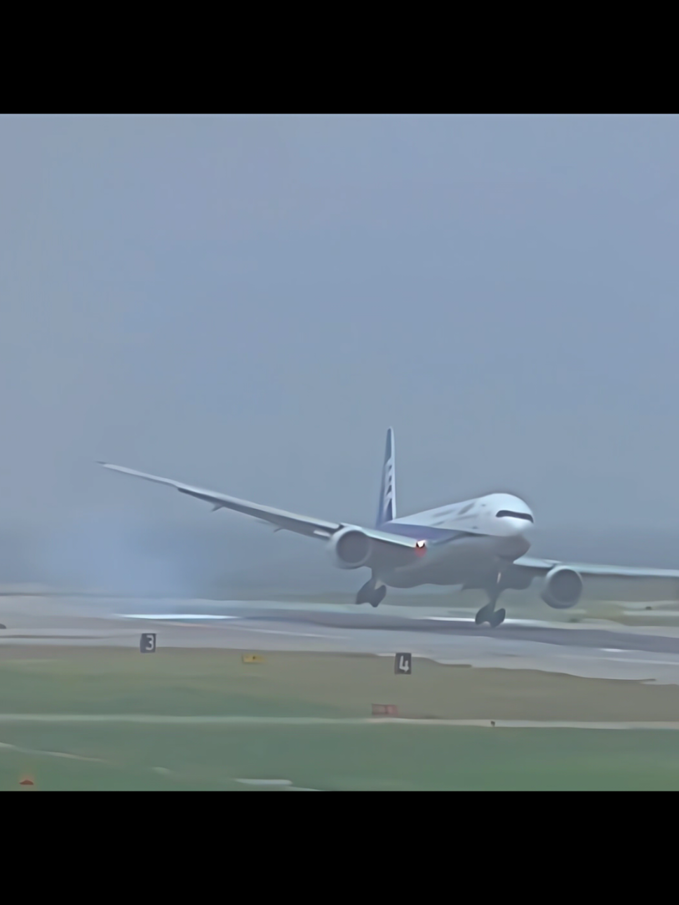 Crosswind Touchdown During Typhool Approach ✈️😱 #aviation #foryoupage #aircraft #fyp #usa  🎥:aircraft island ryukyu 