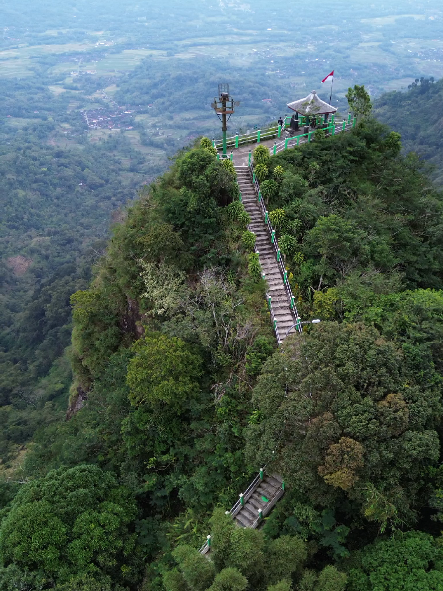 PUNCAK SUROLOYO DENGAN MENAIKI 286 ANAK TANGGA #jogja #kulonprogo #indonesia🇮🇩 #jawatengah #magelang24jam 
