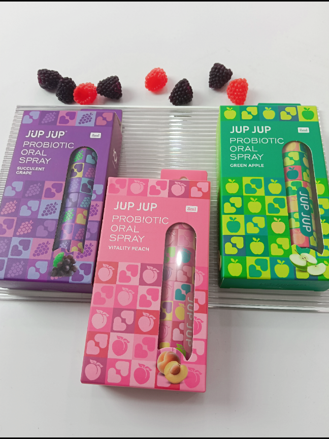 Mulut segar, nafas yakin, senyum pun makin manis 😁💨 Dengan JUP JUP Probiotic Oral Spray, setiap semburan bukan sekadar bau wangi — tapi perlindungan dari dalam mulut! 🍏🍑🍇 Pilih flavor kegemaran: Green Apple, Vitality Peach, atau Succulent Grape 💚💖💜 Sembur, segar, senyum — se-simple tu! ✨ #JupJupSmile #FreshBreathAllDay #ProbioticPower #OralCareRevolution 