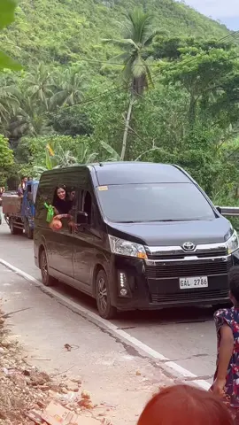 Cindy Cinco lending a helping hand to earthquake victims in Northern Cebu. Her kindness shines through — so pure, so authentic. 