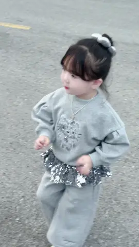 Dễ thương quá kitty#thoitrangtreem #typ #quanaotreem #begai 