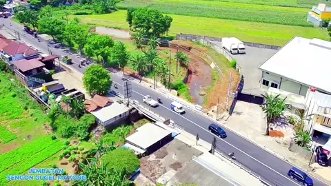Pemerintah Kabupaten Jepara, pemerintah desa setempat dan masyarakat setempat. Diberitakan sebelumnya, pembongkaran jembatan Sengonbugel itu dilakukan karena kondisi kontruksi sudah rapuh dan rawan ambrol. Di sisi lain, perlu ada pelebaran sekaligus peninggian. Sebab di lokasi itu kerap terjadi air melimpas dari Kali Sengon. Nah Buat Temen temen ada kenangan apa Di jembatan Ini ,,  Klo mimin sih kenangan beli Duren dekat Jembatan Itu Manis Loh,,,  #jembatansengonviral #sengon #dronevideo #dronejepara #sengonbalap 