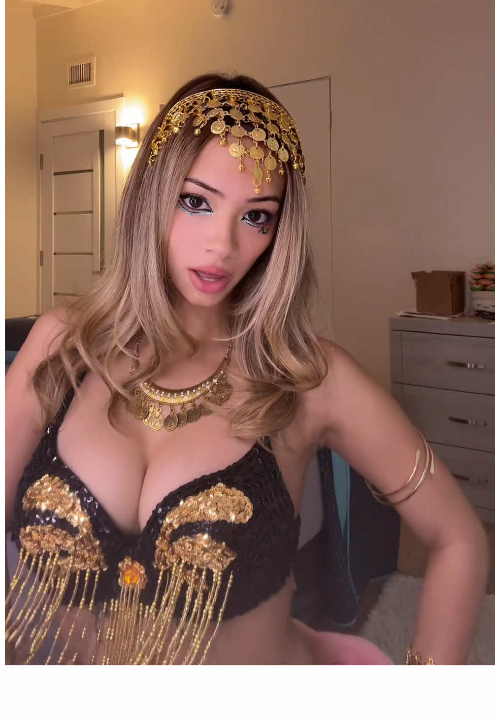 put on last years costume again to make tutorials for yall on @a🪽 #cleopatra #halloweencostume #halloweeninspo #halloweenlook #fyp 