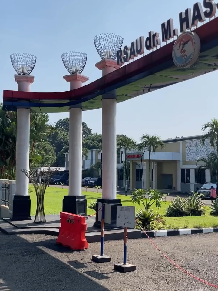 Hi Electrizens 👋 RSAU Hassan Toto Lanud Atang Sendjaja bukan hanya Rumah Sakit dengan fasilitas kesehatan lengkap dan nyaman, tetapi juga destinasi ramah energi untuk para pengguna kendaraan listrik! ⚡💚 🚗 Tersedia SPKLU Medium Charging untuk mobil listrik 🏍️ dan SPKLU R2 untuk motor listrik Sambil menunggu baterai penuh, bisa santai di Foodcourt Pia 92 yang menggugah selera, atau belanja kebutuhan di Garasi Mart yang tentu saja lengkap banget. Nge-charge disini semakin seru🥰 #pln #plnmobile #plnjabar #plnbogor #spklu #spklupln