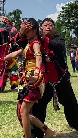 disaat pawang menabur bunga di penari jathilan kumajati #jathilan #tari #ndadi #jaranan 