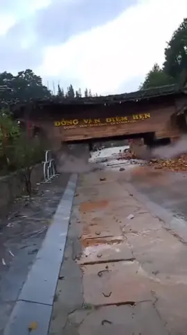 💥SẠT LỞ LÀM SẬP CỔNG CHÀO CAO NGUYÊN ĐÁ ĐỒNG VĂN, TUYÊN QUANG 😢 Do ảnh hưởng của bão số 11, khu vực xã Đồng Văn đã xảy ra lở đất nghiêm trọng và công trình Cổng chào xã Đồng Văn bị sập đổ hoàn toàn. Biểu tượng kiêu hãnh của cao nguyên đá, giờ chỉ còn là đống đổ nát giữa trời sương lạnh 😢