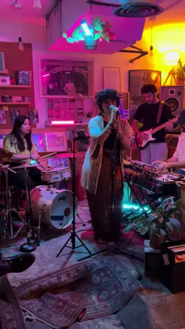 Sara Chafei live at Bohemia Cafe #bohemia #khobar #بوهيميا_الخبر #كافيهات_الخبر #بوهيميا  @Sarah chafei @debbi @Felix 