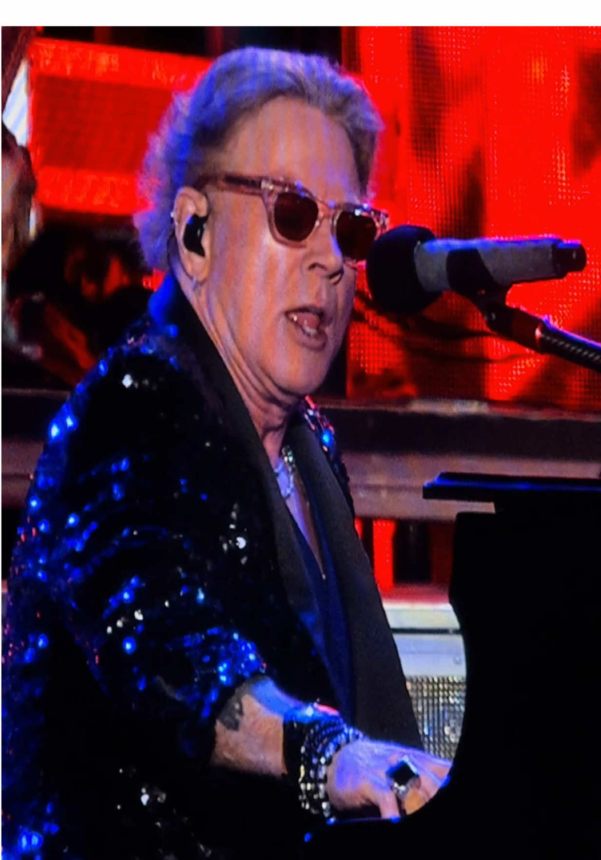 November Rain en vivo es otra cosa, qué canción más hermosa, me faltó que Slash se subiera al piano #novenberrain #gunsnroses 