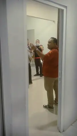 Terkait kasus proyek DBH Sawit 2023- 2024 Binjai senilai Rp 14, 9 miliyar  Pihak Kejari Binjai gledah berkas berkas di kantor PUPR Binjai  Penggeledahan mendapat pengawalan ketat pihak kepolisian Binjai . Selasa ,(8/10/2025) 
