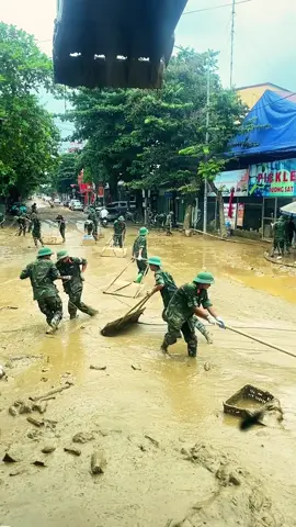 Hình ảnh các chủ bộ đội giúp đỡ người dân dọn dẹp sau bão lũ. Tuyệt vời quá Việt Nam ơi🇻🇳🇻🇳🇻🇳#bodoi #dondep #baolu #xuhuong #TikTokAwardsVN 