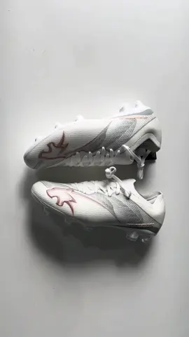 Unbox Pan Super sonic 2025 รองเท้าไทยที่มาแรงที่สุดในตอนนี้ ก่อนหน้านี่เคยใข้มาหมดทั้ง Nike Adidas Mizuno ดีไซน์ใหม่สวยมากผมเลือกสีขาวมา หลังจากลองใช้งานมา 3 วันบอกเลยว่ารอบนี้แพนมาดีจริงๆ เอาเป็นว่าเตะไม่ดีอ้างรองเท้าไม่ได้ 55+ คู่นี้ป้าย 2290 ถ้ากดส่วนลดได้เยอะราคาต่ำ 2000 แน่นอน วัสดุคุณภาพคุ้มราคา แถมยังเหมาะกับรูปเท้าคนไทย ไซส์อาจจะไม่ตรงกับแบรนด์นอกส่วนตัวผมลดลง 1 ไซส์ แต่โดยรวมอร่อยเหาะเอาไป 9/10 คะแนน ใครกำลังมองหาลองเท้าใหม่แล้วอยากจะสนับสนุนแบรนด์ไทย ไปหาลองกันได้ Goooo!! @Minimall footballclub #panfootballthailand #รองเท้าสตั๊ด