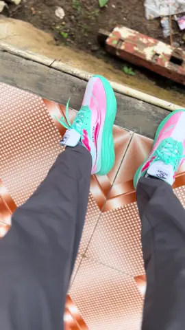 gapapa lokal, yg penting ori #sepaturunning #sepatuolahraga #sepatukekinian #sepatukeren 