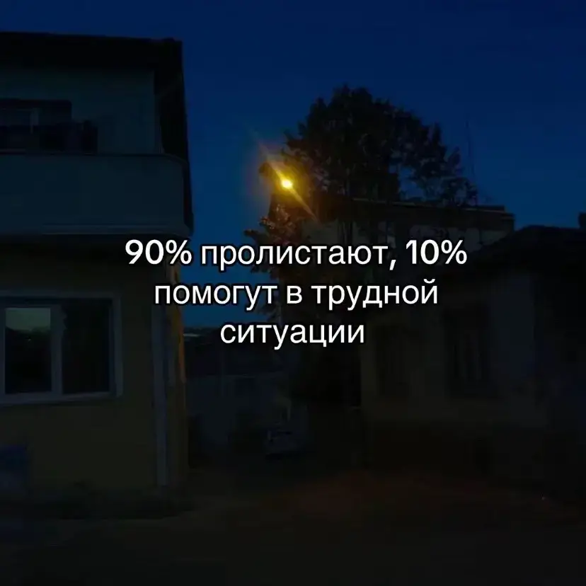 Брейккор (breakcore) - это стиль электронной танцевальной музыки, характеризующийся быстрыми, сложными и часто хаотичными брейк-битами, основанными на джангле, хардкоре и драм-н-бейсе. Он возник в середине-конце 1990-х годов и отличается экспериментальным подходом к ритму, часто ломая традиционные музыкальные структуры.  Подробнее о брейккоре: Темп: Брейккор обычно имеет очень высокий темп, часто выше 160 ударов в минуту.  Брейк-биты: Основной элемент брейккора - это использование сложных и переработанных брейк-битов, часто взятых из других жанров и подвергнутых значительной обработке.  Сэмплы: Брейккор славится использованием широкого спектра сэмплов, включая фрагменты из других музыкальных жанров, фильмов, видеоигр и даже повседневных звуков.  Экспериментальность: Жанр характеризуется стремлением к экспериментам и разрушению традиционных музыкальных форм.  Влияние: Брейккор развился из джангла, хардкора, драм-н-бейса и индастриала, но также испытывал влияние IDM, нойза и грайндкора.  Андеграундная сцена: Брейккор часто ассоциируется с андеграундной электронной музыкой и культивируется в определенных субкультурах.  Эстетика: Современный брейккор часто сопровождается характерной визуальной эстетикой, включающей в себя искаженные изображения, пикселизированную графику и образы, вдохновленные аниме и видеоиграми.  Популярность в сети: Брейккор нашел новую волну популярности в последние годы, особенно среди молодежи, благодаря своей хаотичной и энергичной природе, а также своей способности соответствовать современным тенденциям в потреблении информации и внимания.  Влияние на современную культуру: Брейккор часто связывают с поколениями, выросшими в эпоху интернета, и считают его музыкой, соответствующей современным тенденциям в потреблении информации и внимания. Хаотичный и непредсказуемый характер брейккора находит отклик у людей, которые выросли в эпоху цифровых технологий и привыкли к большому объему информации и быстрым изменениям.  Эмбиент - это музыкальный жанр, характеризующийся атмосферой, звуковым фоном и отсутствием ярко выраженной мелодической структуры. В основе эмбиента лежит идея, что все звуки вокруг являются музыкой, и акцент делается на создании определенной атмосферы и настроения, а не на традиционных музыкальных формах.  Подробнее об эмбиенте: Происхождение: Эмбиент зародился в 1970-х годах, во многом благодаря творчеству , который считается одним из основоположников жанра.  Характеристики: Атмосферность: Музыка стремится создать определенное настроение, часто расслабляющее или умиротворяющее.  Фоновость: Эмбиент часто используется как фоновая музыка, не отвлекающая от основной деятельности, но создающая определенную атмосферу.  Отсутствие четких мелодий: Вместо традиционной мелодической структуры, эмбиент использует звуковые текстуры, тембры и атмосферные элементы.  Длинные композиции: Эмбиент-треки часто бывают продолжительными, иногда без четкого развития.  Использование звуков окружающей среды: Часто в эмбиент-музыке используются звуки природы, города, или другие звуковые эффекты.  Реверберация и другие эффекты: Эмбиент часто использует эффекты, такие как реверберация, дилей, для создания 