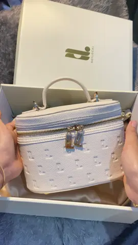 Ga expect bisa muat sebanyak iniiii 😭😭😭  #heylocal #heylocalid #heylocalbag #lunellebag #slingbag 