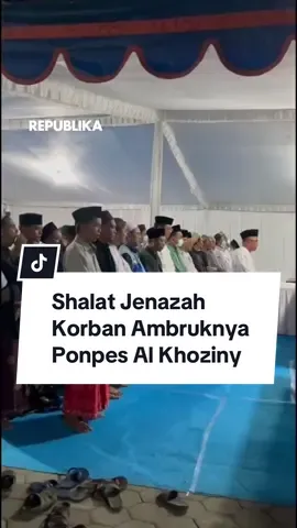Air mata haru menyelimuti proses penghormatan terakhir. 🕊️ Tim DVI Polda Jawa Timur telah berhasil mengidentifikasi 17 dari 18 jenazah korban di Pondok Pesantren Al Khoziny, Sidoarjo. Proses identifikasi intensif selesai, dan kini tibalah saatnya penyerahan jenazah kepada keluarga. Sebelum dibawa pulang, jenazah-jenazah disalatkan dengan khusyuk di tenda posko.  Suasana haru tak terbendung, di mana petugas, santri, keluarga, dan masyarakat bersatu dalam doa. Ini adalah pelukan dan penghormatan terakhir kami. Semoga almarhum/almarhumah diterima di sisi-Nya, dan keluarga yang ditinggalkan diberi ketabahan. Al-Fatihah. Kreator: Hirzi  Produser: Eko Supriyadi   #Republika #CekRepublikaAja 