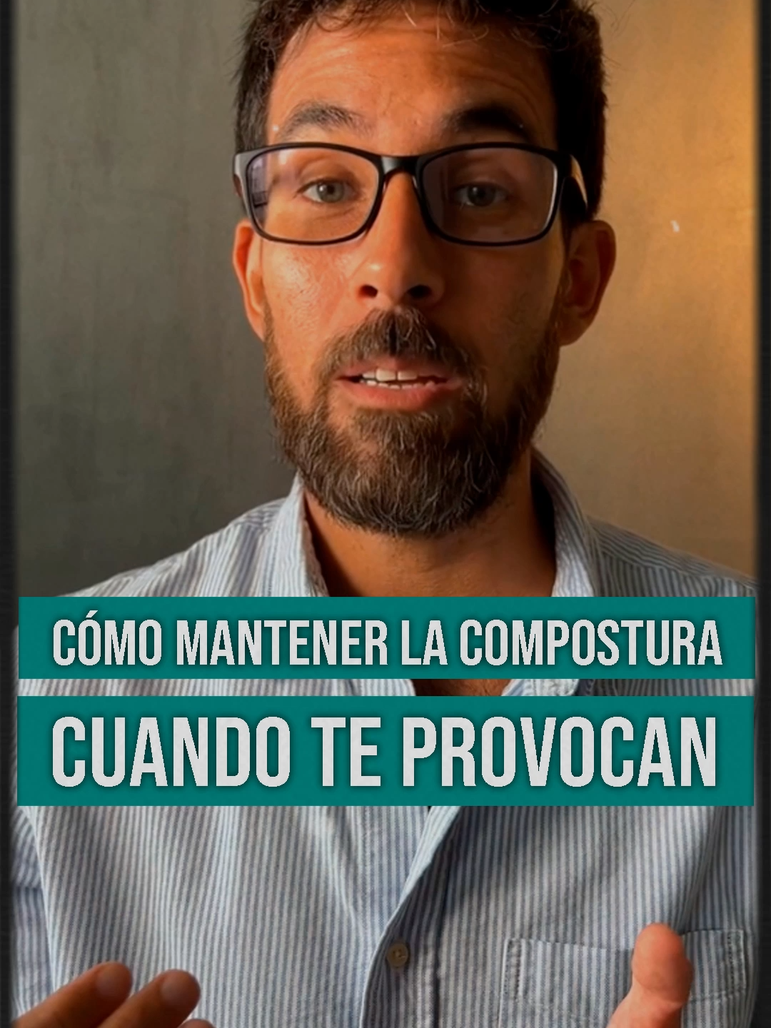 🧠 Cuando alguien te provoca, no busca conversar… busca que reacciones. Y si caes en su juego, pierdes tú, no ellos. 💡 Mantener la calma no es callarte. Es responder sin perder tu centro. 3 claves para hacerlo con autoridad 👇 🗣️ Respira antes de hablar. 🧭 Redirige, no te justifiques. ⚖️ Mide si tu respuesta te posiciona o te desgasta. ✨ La elegancia también es una forma de poder. 💬 Si eres un profesional de alto rango o dueño de negocio y quieres aprender a comunicarte con seguridad Y carisma, anda al link que está en la descripción y comparte éste video a alguien a quien le pueda servir.