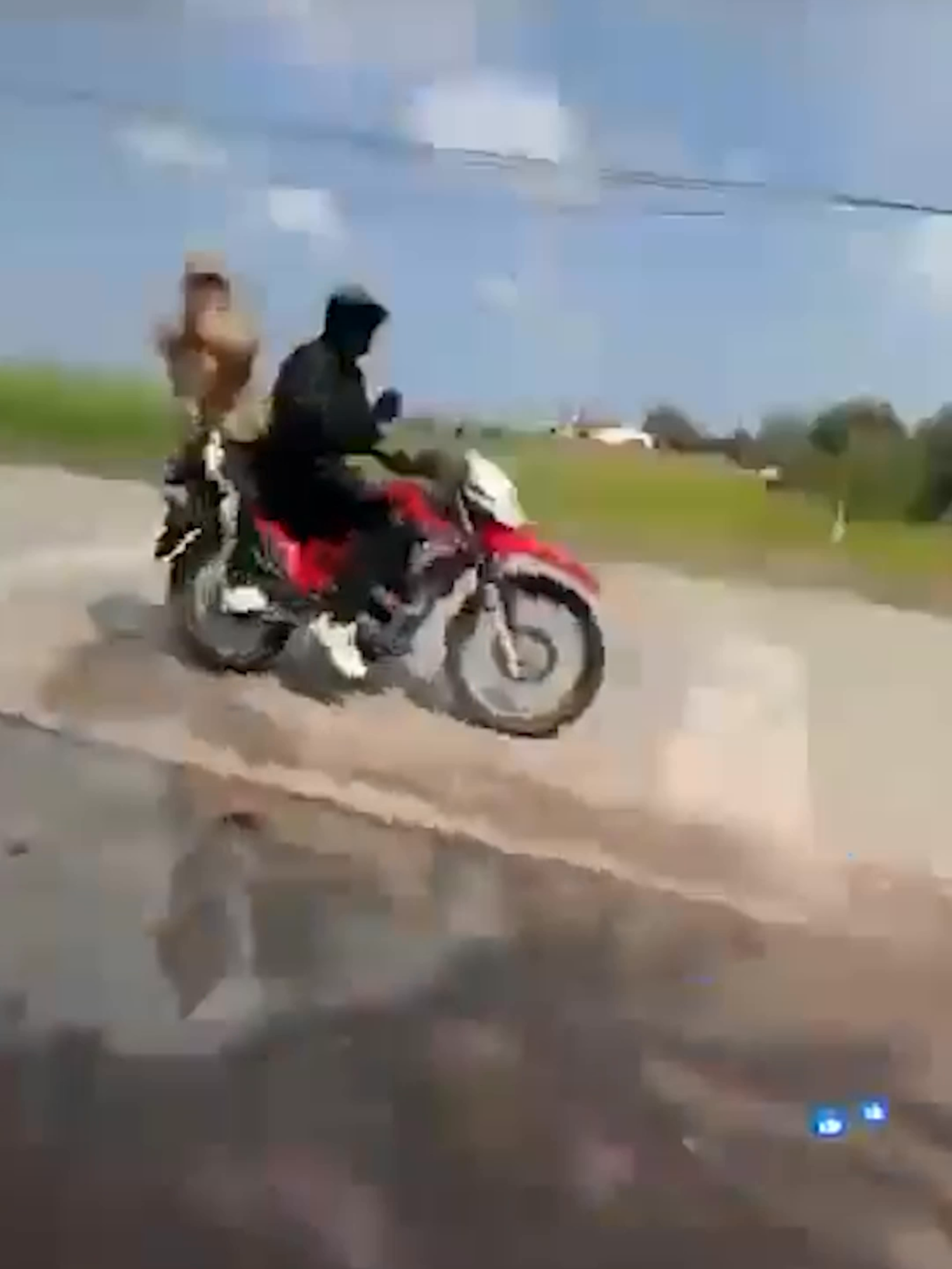 Atacan a balazos a ciudadano en transmisión en vivo mientras exponía baches en Guanajuato. #Latinus #InformaciónParaTi
