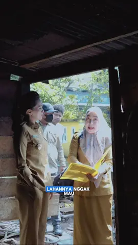 “Rumahnya direnov, tapi sertifikatnya masih nama ayah yang sudah almarhum.” Kalimat itu bikin saya berhenti sejenak. Karena di balik rumah yang baru direnovasi, masih ada rasa cemas: “ini tanah benar-benar aman nggak ya?” 🏠💭 Padahal yang kita bangun bukan cuma rumah; tapi rasa aman, kepastian, dan masa depan keluarga. Makanya, saya selalu bilang: urus sertifikatnya, turunkan warisnya, pastikan atas nama yang sah. Pemerintah hadir bukan sekadar memperbaiki dinding dan atap, tapi memastikan rakyatnya punya hak yang terlindungi. Karena sekuat apa pun bangunannya, tanpa legalitas tanah, fondasinya rapuh. 💬 Pembangunan sejati bukan cuma fisik, tapi kepastian hidup yang tenang. Dan itu dimulai dari satu hal sederhana: sertifikat yang sah atas tanah sendiri - biaya sertifikasi di tanggung pemerintah. #MalukuUtara #RumahLayakHuni #TanahUntukRakyat #gubsherly  