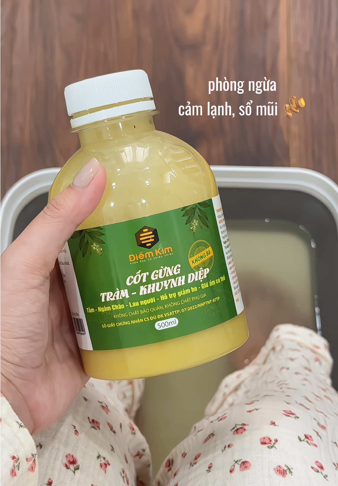 Ngâm chân với nước cốt gừng giúp phòng ngừa cảm lạnh và sổ mũi hiệu quả lắm nè, các mom thảo khảo nha ☺️ #nuoccotgungtramkhuynhdiep #ngamchan #reviewbimsua #mevabe #chamsocbe 