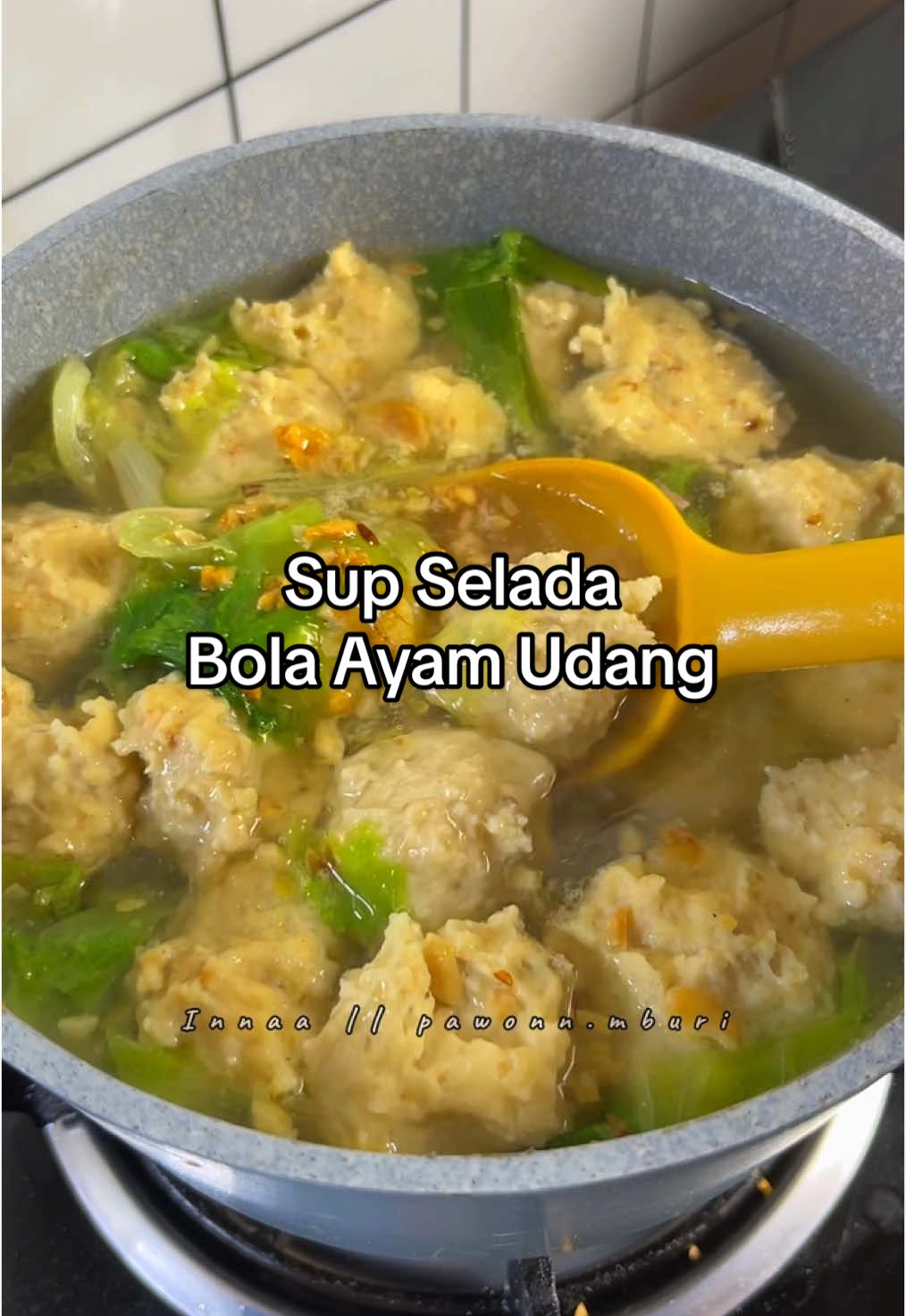 Sup selada bola ayam udang. ✨ Save dulu buat ide masak nanti. Bahan: - 200 gram ayam - 120 gram udang kupas - 1 sdm bawang merah goreng - 1 sdm bawang putih goreng - 1 butir telur - 1 sdt garam - 1/2 sdt lada - 1/2 sdm saus tiram - 1 sdm minyak wijen - 3 sdm tapioka Bahan kuah: - 1 selada bulat - 2 cm jahe - 1 batang daun bawang ambil ujungnya - 1 sdm bawang putih goreng - 1/2 sdt kaldu ayam - 1/2 sdt lada - 1 liter air - 1 sdm kecap asin