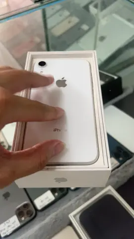 Em zai khách hỏi nhà anh có iPhone Xr trắng đẹp ko ! Oke em ,nhà anh còn khoảng chục cây toàn màu trắng đẹp như này thôi 🥰 máy zin nguyên bản đẹp-chưa mở lần nào ,còn cả hộp và củ sạc zin máy. Thế là bank full tiền luôn 😋 Bác nào thích dòng máy bền-ổn định,giá rẻ vừa phải thì múc ngay em nó ạ .H-mobile Từ hồ-yên mỹ-Hưng Yên