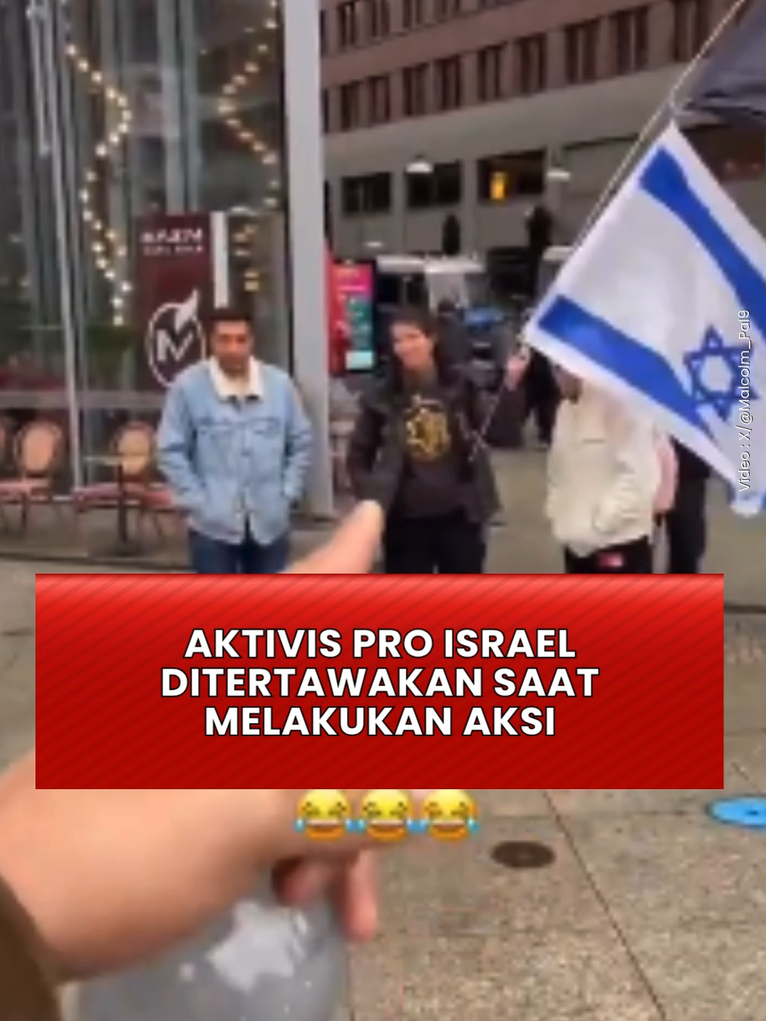 Seorang pria tertawa melihat aksi tiga aktivis Pro-Israel, dan seorang aktivis Pro-Palestina ikut tertawa merekam kejadian itu. Aksi ini menjadi perhatian netizen karena ekspresinya terkesan ringan dan berbeda dari protes bela Palestina di tempat lain. Video tersebut diunggah akun X Malcolm_Pal9 pada Selasa, 7/10/2025, dan lokasi kejadian berada di Berlin, Jerman. Ekspresi tawa ini muncul pada saat demonstrasi kecil tersebut berlangsung, meski pihak yang ditertawakan adalah aktivis lawan. Momen ini mengundang pertanyaan tentang batas ekspresi dalam demonstrasi global. Apakah tawa bisa menjadi bentuk kritik atau provokasi yang sah dalam konteks konflik dan protes internasional? FAB #viralberlin #tawadalamaksi #aktivismedunia #proisraelkonfrontasi #propalestinadinamika #ekspresiperdebat #konfliktersirat