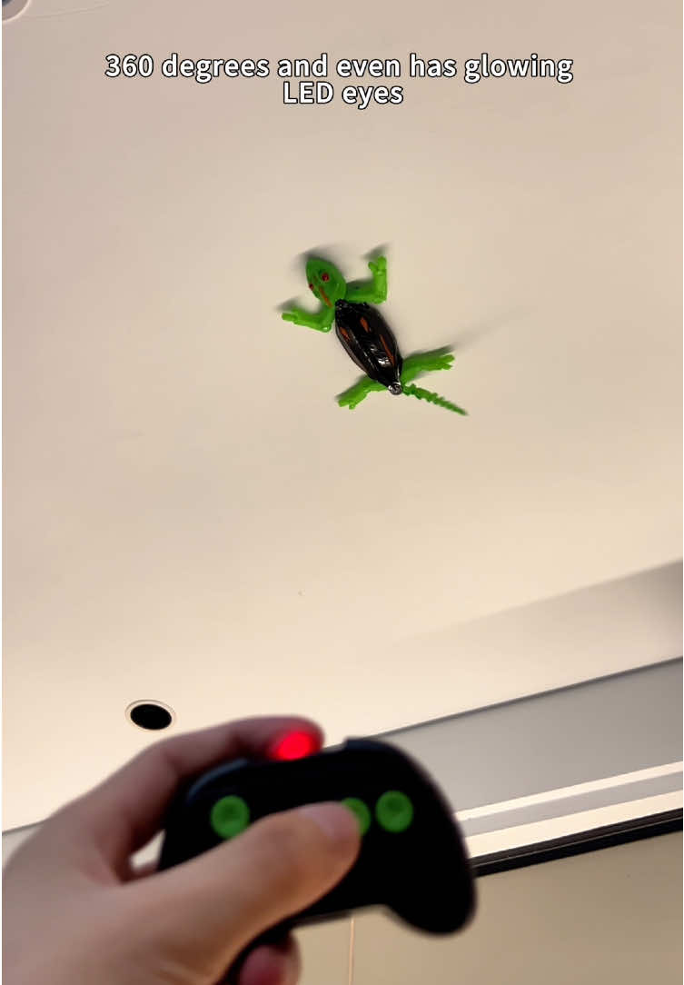 This gecko toy just stole the show 🎁 Perfect gift idea! #toys #giftideas #wallclimbing #toyforkids #remotecontroltoy