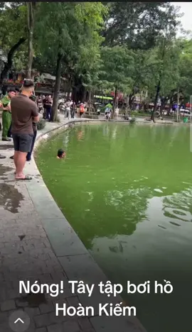 Nóng nhất lúc này. Tây tập bơi ở hồ Hoàn Kiếm