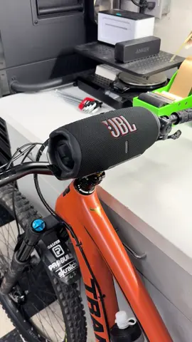 Another demo of the horizontal speaker stem mount. I think you all were right and this is much better.. check out the shop tekrexz.etsy.com #mtb #bicyclemusic #bicyclespeaker #jbl #jblcharge6 