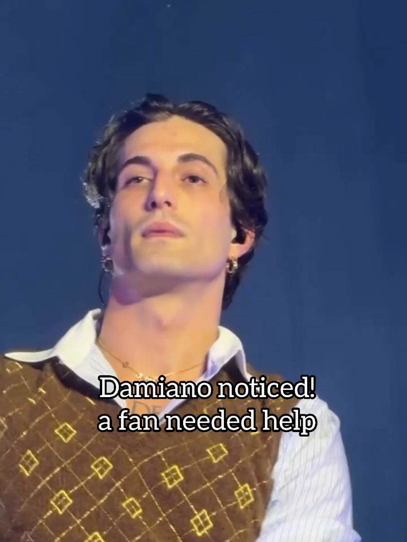 Desde siempre Damiano se ha destacado por intervenir ante circunstancias de emergencia de los fans en un concierto! Interviene hasta resolver los problemas y ayuda a quien lo necesite!  En el concierto de Milán ayer una fan necesitaba asistencia y desde el escenario Damiano identificó el problema y siguiendo con el show cantando dio solución y ayuda inmediata! 🥹 Nuestro hombre maravilloso es preocupado y resuelve !!!!! Eres increíble @Damiano David  cómo  no quererte! ♥️👏👏👏👏 #help #fan #damianodavid #iloveyou #artist 