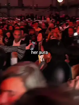 look at the crowd #jennie #blackpink #parisfashionweek 