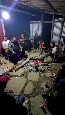 Momen saat menginap di Distrik Sela, Kabupaten Yahukimo. Kami bercerita berbagi pengalaman untuk sebuah perubahan.  #papuapegunungan #johntabo #majusejahterah #salampapuapegunungan 