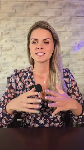 Relațiile care se rup nu sunt o pierdere. Poate simți că totul se destramă în jurul tău. Oameni pleacă, conversațiile superficiale nu-ți mai spun nimic, iar compromisurile au devenit imposibile. La început, asta doare. Ai senzația că pierzi tot ce era stabil în viața ta. Dar adevărul este că nu pierzi nimic important. Se naște noua ta versiune – și tot ce nu mai era aliniat cu tine se dărâmă. Aceasta nu e o pedeapsă, ci un dar mascat. Un dar care te forțează să mergi mai aproape de tine însuți. Se naște o versiune mai adevărată din tine, iar ce nu mai e aliniat cade singur.