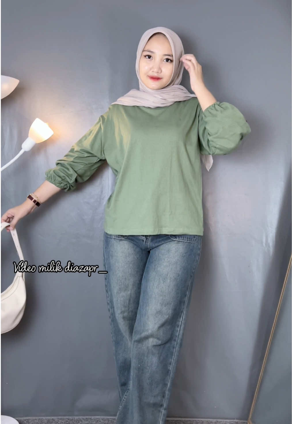 Kaos chekkk #outfitideas #kaoswanitalenganpanjang #kaoswanita #blousemurah #outfitoftheday 