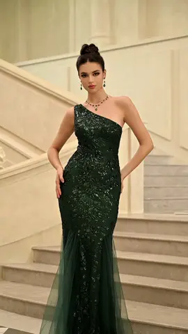 All eyes on her. The emerald reign begins. 💚 #dress 