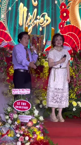 Vợ chồng Hoài Thanh Đỗ Quyên hát trích đoạn vô cùng nỗi tiếng trong ngày giỗ tổ tại Trung Tâm Nghệ Thuật THY NHUNG Entertainment #CameraVietNam #Showbiz #CaSi #NgheSi #HatVongCo ---------------    Camera Việt Nam chuyên quay sự kiện âm nhạc những hình ảnh tốt đẹp của các ca sĩ nghệ sĩ nỗi tiếng trong làng giải trí Showbiz ---------------   Chương trình ca nhạc vô cùng hấp dẫn của các ca sĩ nghệ sĩ nỗi tiếng trong và ngoài nước và cuộc sống đầy ý nghĩa xung quanh ta