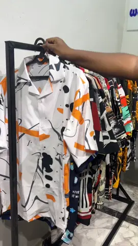 Vintage shirt  For N5500 our vintage shirts comes baggy for small sized people  S,M,L,xl and 2xl It’s five prints in a 10pcs bundle  For N6500 our vintage shirts comes baggy for big sized people  3xl,4xl,5xl It’s five prints in a 10pcs bundle 