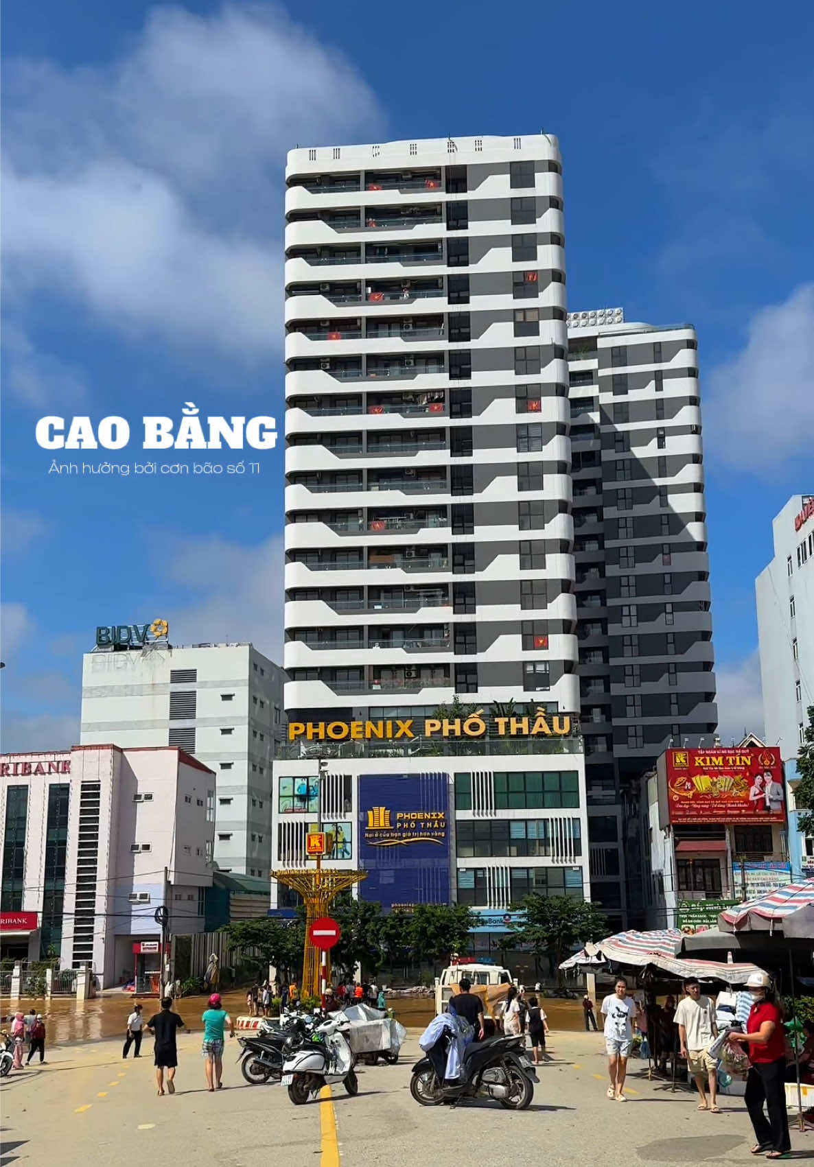 Chỉ trong 1 tuần người dân Cao Bằng đã phải gánh chịu hai trận bão và 2 trận lũ lụt liên tiếp.   Và đây cũng chính là trận lũ lớn nhất trong vòng 40 năm qua kể từ trận lũ lịch sử năm 1986 _________________ #caobang #baoso11 #baomatmo #lulut #thientai