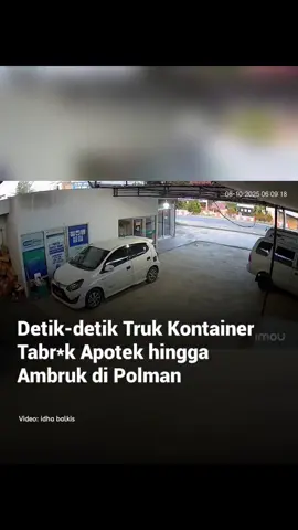 Dalam video beredar, tampak apotek masih dalam kondisi tertutup. Terlihat ada 3 mobil yang terparkir di pekarangan apotek. Kondisi jalan tampak masih sepi. Tiba-tiba truk kontainer melebar keluar jalanan hingga menyeruduk bangunan apotek. Tidak ada korb4n dalam kecel*kaan itu. Polisi saat ini mengamankan sopir truk untuk diperiksa lebih lanjut. Lokasi di Jalan Trans Sulawesi, Desa Baru, Kecamatan Luyo, Sulawesi Barat, Rabu (8/10/2025) sekira pukul 06.00 Wita • • • #viral#truk#cctv#menabrak