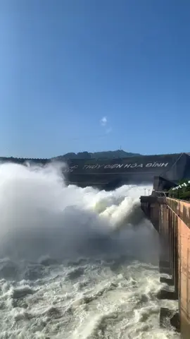 🙄🙄 Xả đập tại Thuỷ Điện Hoà Bình _ lưu lượng nước ntn thỳ làm sao con dân chịu nổi ! Thương lắm Miền Bắc ơi !!! Mong mọi sự Bình An #mèoem #thuydienhoabinh #lũ #ngậplụt #bão 