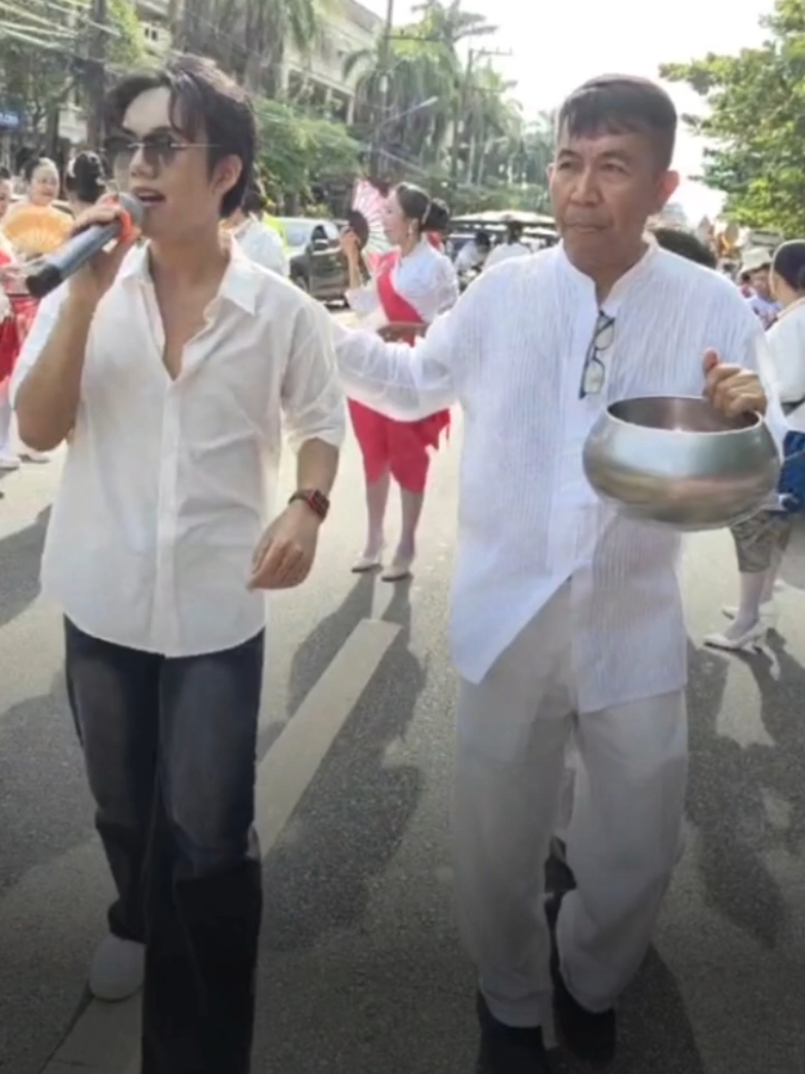 เมดเล่ย์รถแห่สนุกๆ-ลีโอ อธิป ( ทหารใหม่ไปกอง,ทำให้รักทำไม,ชวนน้องแต่งงาน,30ยังแจ๋ว,พวงมะนาว,ขี่เก๋งอย่าลืมเกวียน) สนุกสนาน อิ่มบุญ อิ่มใจ อิ่มหู Cr.เพจ น้องลีโอ ไมค์หมดหนี้🙏(ดูคลิปเต็มๆที่ได้เพจน้องลีโอค่ะ) #ลีโออธิป #ลีโอเองนะครับ #ทําบุญตักบาตร #ยุ้งข้าวเรคคอร์ด #เทรนวันนี้ 
