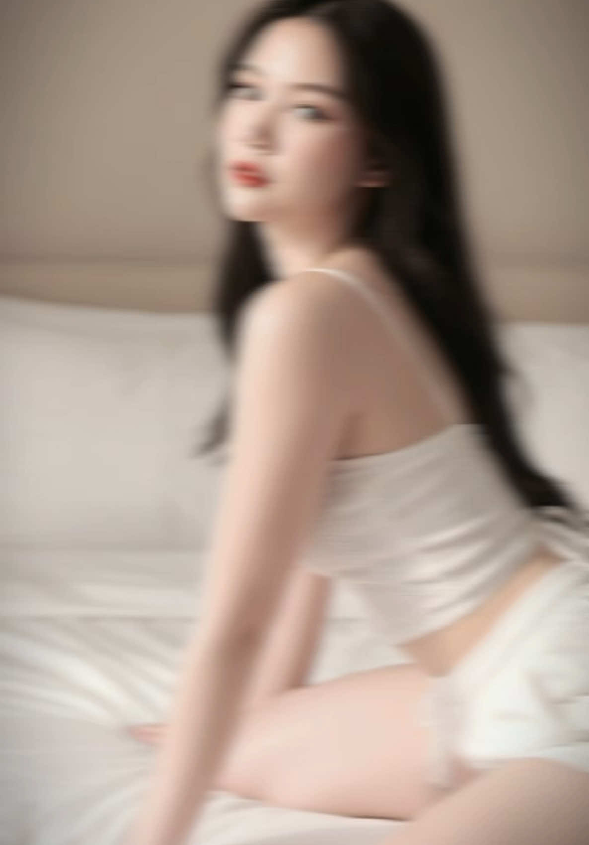 ลองวันสบายๆ บ้าง 💗 อยากนอนน #ai #gemini  คำสั่ง—- โปรดคงใบหน้าเดิมของฉัน 100% สร้างภาพพอร์ตเทรตของหญิงสาวสวยผู้มีผิวเนียนดุจพอร์ซเลนไร้ที่ติ ผมยาวสีน้ำตาลเข้มเป็นลอนพลิ้วไหลอย่างเป็นธรรมชาติลงไปด้านหลัง เธอโพสอย่างสง่างามบนเตียง สวมชุดขาวเรียบง่าย ประกอบด้วยเสื้อครอปสายเดี่ยวที่ผูกด้านหลัง และกางเกงขาสั้นเนื้อนุ่มสีขาวเอวเชือกรูด มอบลุคที่สดชื่นและสบายตา ท่วงท่าของเธอดูเย้ายวนแต่ยังคงความสง่างาม โดยเอนตัวไปด้านหน้าเล็กน้อย มือข้างหนึ่งวางบนเตียง ขณะหันศีรษะเอียงเล็กน้อยไปด้านหลังเพื่อสบตากล้องด้วยสายตาอ่อนโยนและน่าหลงใหล สีหน้าของเธอดูสงบ บริสุทธิ์ และแฝงด้วยเสน่ห์เย้ายวนอย่างแนบเนียน แสงธรรมชาติช่วยเน้นผิวที่เรียบเนียนของเธอและสร้างบรรยากาศอบอุ่นภายในห้อง ฉากหลังประกอบด้วยผนังสีเบจเรียบง่ายและองค์ประกอบของเตียง เพิ่มความรู้สึกอบอุ่นเป็นกันเองแบบใกล้ชิด ภาพถ่ายสไตล์อัลตร้าโฟโตรีอะลิสติก ความละเอียด 8K รายละเอียดผิวชัดเจนอย่างยิ่ง เงานุ่มแบบภาพยนตร์ สไตล์การถ่ายแฟชั่น ให้ความรู้สึกแบบนิตยสารแฟชั่นระดับไฮเอนด์#CapCut 