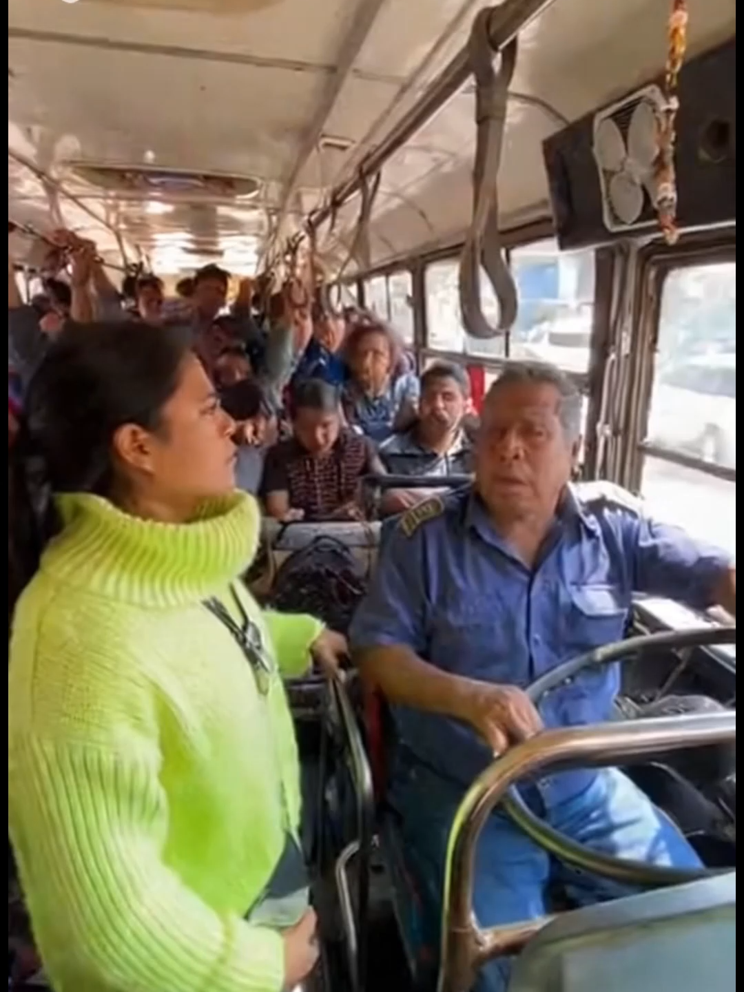 CON TODO LO QUE ESTÁ PASANDO EN EL TRANSPORTE, NO ME PARECE QUE ESTÉ BIEN EN NO QUERER PAGAR EL PASAJE Y ENCIMA LLAMAR A SUS COLEGAS, QUEDO HECHO UN MEME ESA POLICIA. #peru #fyp #teresacubalara #lima #transporte