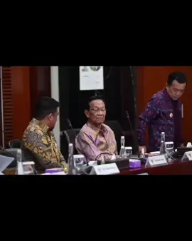 Sebanyak 18 gubernur dari berbagai provinsi di Indonesia menggeruduk Kementerian Keuangan, Selasa (7/10). Mereka ramai-ramai memprotes kebijakan pemotongan anggaran daerah yang dikeluarkan Menteri Keuangan (Menkeu) Purbaya Yudhi Sadewa. Source: @undercover.id #politikindonesia #politik #indonesia #opposite #saveourdemocracy 