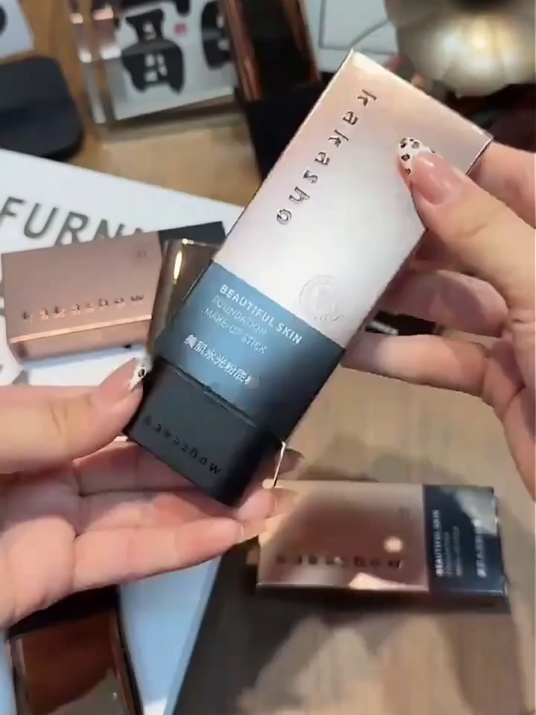 Bagaimana cara cepat menyamarkan kantung mata dan ketidaksempurnaan wajah? Cukup gunakan foundation stick bergaya Korea yang baru diluncurkan ini.#alasbedak#kosmetik #kosmetikviral #alasbedakterbaik