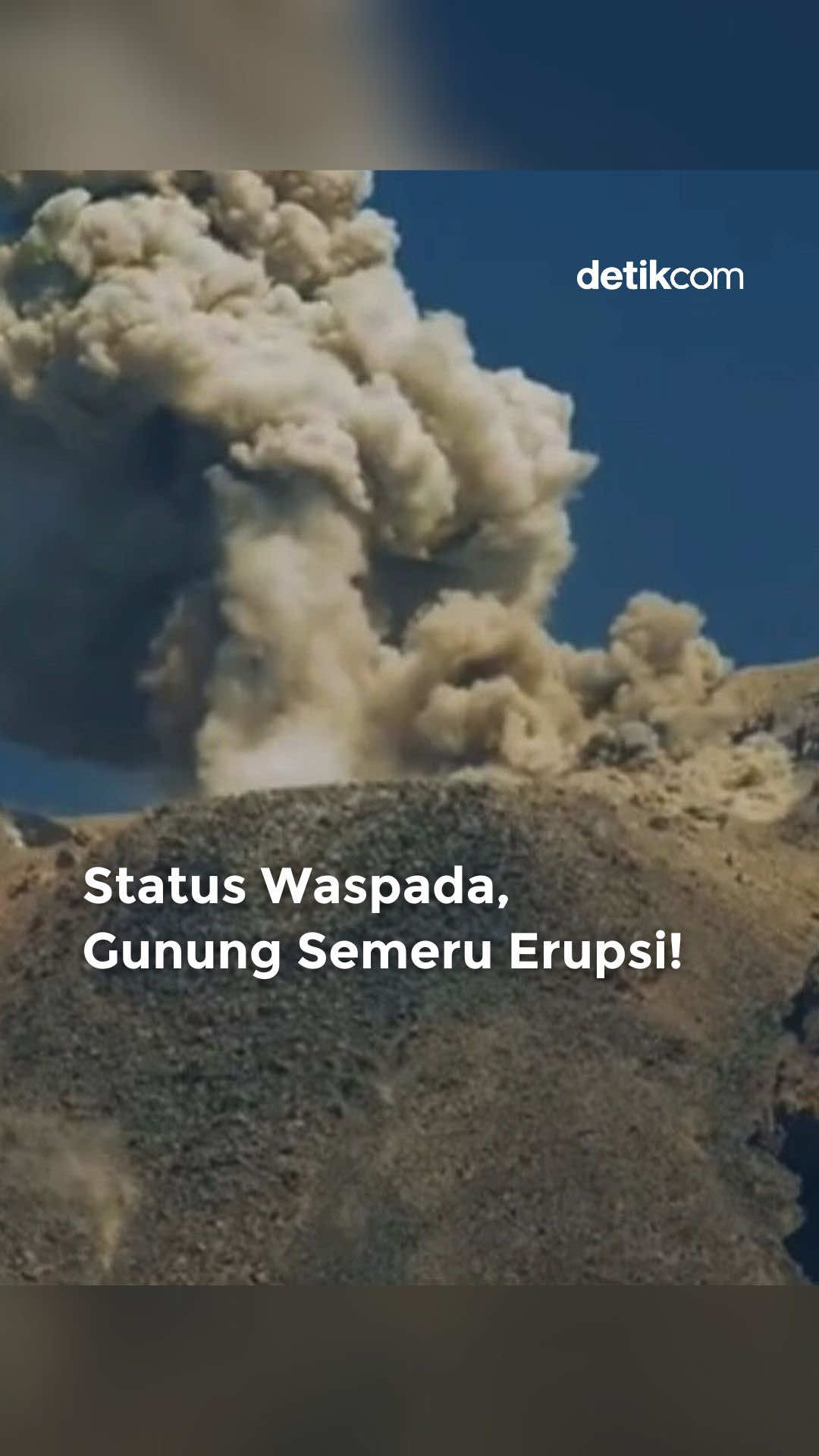 Gunung Semeru di Lumajang, Jawa Timur mengalami erupsi pada sekitar pukul 08.20 WIB pada Rabu (8/10/2025).  Kabid Kedaruratan dan Logistik BPBD Kabupaten Lumajang, Yudhi Cahyono menyebut erupsi mengarah ke barat daya.  “Jam 8.20 WIB terjadi erupsi yang mengarah ke barat daya setinggi 700 meter untuk penambang tetep waspada dan warga juga tetep berhati hati dan waspada mengikuti himbauan PVMBG” ujar Yudhi. Masyarakat juga dihimbau tetap mewaspadai potensi terjadinya guguran lava dan lahar di sepanjang aliran sungai yang berhulu dari Gunung Semeru. Baca berita selengkapnya hanya di detik.com! Video: Nur Hadi Wicaksono Creator: Putri #detikcom #gunungsemeru #jatim #gunungsemeruerupsi #erupsi 