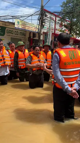 Bác Phạm Minh Chính Và Bác Phan Văn Giang về thăm Thái Nguyên quê e ạ. Ở đâu dân khó ở đó có các bác😚